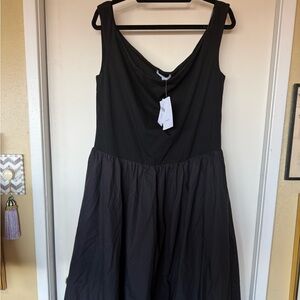 Sleeveless dress with gathered skirt waist